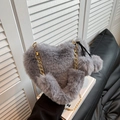 Sac cœur en fausse fourrure gris clair avec chaîne dorée et pompon en peluche - gris foncé