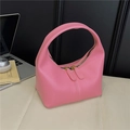 Borsa a mano minimalista rosa in ecopelle con manico curvo e doppia cerniera sul tavolo - Rosa