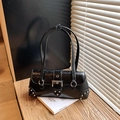 Borsa a spalla nera in pelle stropicciata con fibbia argentata e stile vintage Y2K - Nero