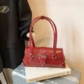 Borsa baguette in pelle verniciata rossa con fibbia argento e trama a pieghe - Borgogna