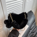 Sac à main cœur en fausse fourrure noire avec chaîne dorée et charmant pompon en peluche - Noir