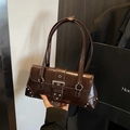 Piccola borsa quadrata in pelle verniciata marrone scuro con borchie e fibbia - Marrone