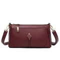 Sac bandoulière minimaliste bordeaux en cuir grainé avec boucle tulipe dorée élégante - Bordeaux