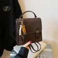 Borsa vintage marrone scuro con ciondolo di perle su sfondo in stile business casual - Con Ciondolo / Marrone