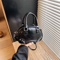 Schwarze glänzende Mini-Bowlingtasche im Vintage-Stil mit Nieten und Schultergurt - Glanzleder / Schwarz