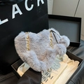 Graue Herzform Plüschtasche mit Kunstpelz-Textur und goldener Metallketten-Träger - Hellgrau