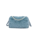 Borsa a tracolla in ecopelliccia azzurra con catena di perle bianche e pelle - Blu