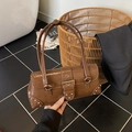 Borsa a mano rettangolare in pelle verniciata marrone con fibbia argentata e borchie - Marrone