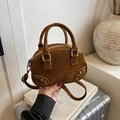 Dunkelbraune Bowling-Tasche aus Wildleder mit silbernen Nieten und Schultergurt - Matt/Wildleder Textur / Braun