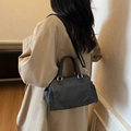Minimalistische schwarz-weiße Umhängetasche mit verstellbarem Riemen für Damen - Schwarz