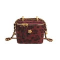 Mini-Box-Tasche aus Samt mit Leopardenmuster in Burgunderrot und goldener Kette - Klein / Rot