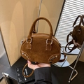 Vintage Bowling-Tasche aus braunem Wildleder mit Nieten und Doppelgriffen für Damen - Matt/Wildleder Textur / Braun