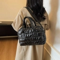 Gewatteerde puffer tote tas van zwart glanzend nylon met verstelbare riem - Zwart