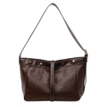 Sac bandoulière vintage marron en cuir plissé brillant avec clous dorés sur fond blanc - Marron