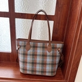 Grote geruite wollen shopper met leren handvaten in een klassieke lifestyle-omgeving - Geruit Blauw