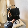 Zaino retrò in pelle nera con fibbie metalliche e ciondolo di perline colorate - Con Ciondolo / Nero