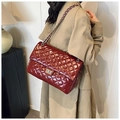 Borsa a tracolla trapuntata bordeaux indossata con un trench per un look autunnale - Rosso