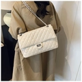 Borsa a tracolla trapuntata bianca con catena d'argento e chiusura a scatto su trench - Bianco