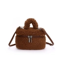 Mini borsa quadrata marrone in simil montone con manico e tracolla sottile - Marrone (Senza Ciondolo)