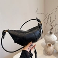 Borsa a mezzaluna nera minimalista trapuntata con trama in pelle e tracolla annodata - Nero