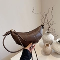 Borsa croissant in pelle testa di moro con design a pieghe e dettaglio tracolla annodata - Marrone