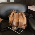 Secchiello in camoscio marrone e pelle liscia con coulisse e fibbie metalliche - Marrone
