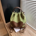 Sac seau en daim vert avec détails en cuir marron et fermeture à cordon de serrage - Vert
