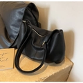 Dettaglio borsa hobo in pelle martellata nera con tracolla larga e fibbie dorate - Nero