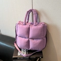Sac à main violet matelassé avec poignée et bandoulière réglable au style minimaliste - Violet