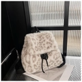 Detailansicht vom Plüsch-Rucksack mit Leopardenmuster, Kordelzug und weicher Textur - Khaki Kleiner Leopard