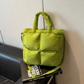 Sac à bandoulière matelassé vert citron avec poignées et texture rembourrée sur fond neutre - Vert Avocat