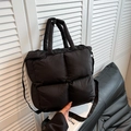 Sac fourre-tout matelassé noir en nylon brillant avec bandoulière réglable pratique - Noir