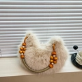 Beige Plüschtasche mit bunten Holzperlen Griff für schicke Herbst und Winter Mode - Khaki