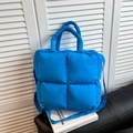 Sac à main matelassé bleu vif avec poignée supérieure et bandoulière amovible - Bleu