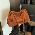 Braune Umhängetasche aus Wildleder mit goldener Kette und edlem Metallbesatz - Braun