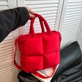Sac fourre-tout matelassé en rouge vif avec poignées et large bandoulière réglable - Rouge