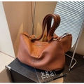 Borsa hobo marrone in pelle grana litchi con tracolla larga e cerniera dorata trendy - Marrone Giallastro
