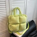 Sac à main matelassé vert fluorescent avec bandoulière réglable et doubles poignées - Vert clair