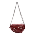 Sac bandoulière en forme de cœur rouge foncé avec boucles argentées et chaîne - Rouge
