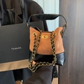 Braune Wildleder-Eimertasche mit Rautensteppung und schwarz-goldener Kette - Braun