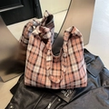 Gros plan du sac cabas en toile à carreaux roses avec motif rétro et texture tissée - Rose