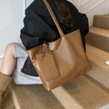 Vue détaillée du sac cabas marron avec petit porte-cartes assorti et longue bandoulière - Marron