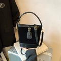 Borsa a secchiello retrò in pelle scamosciata nera con dettagli dorati - Nero