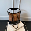 Gesteppte Beuteltasche aus braunem Wildleder mit schwarzem Leder und Goldkette - Braun