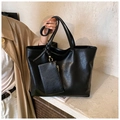 Détail du sac cabas noir avec texture froissée, ferrures dorées et pochette amovible - Noir