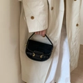 Detalle de bolso de silla bicolor con costuras de ante y hebillas doradas dobles - Negro