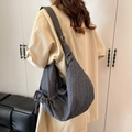 Bolso estilo dumpling a cuadros grises, bolso bandolera informal grande con lazo - Negro