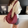 Bolso hobo de cuadros burdeos versátil con cordón mostrado en modelo mujer - Rojo