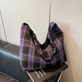 Sac hobo à carreaux violets et noirs avec poignée nouée sur des livres design - Noir Violet