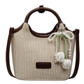 Beige geflochtene Handtasche mit braunen Ledergriffen und floralem Perlenanhänger - Braun mit Anhänger